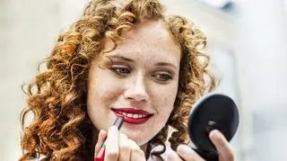 Nie wiesz, jak wybrać idealny odcień szminki? Patent z palcem rozwiąże twój problem