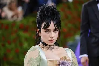 Billie Eilish cierpi na zespół Tourette'a. 