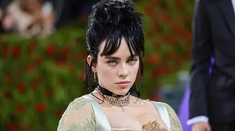 Billie Eilish cierpi na zespół Tourette'a. 