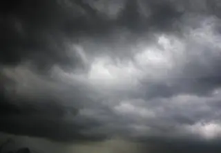 Downburst nad Krakowem. Zalane ulice, wyrwane drzewa i zniszczone samochody  