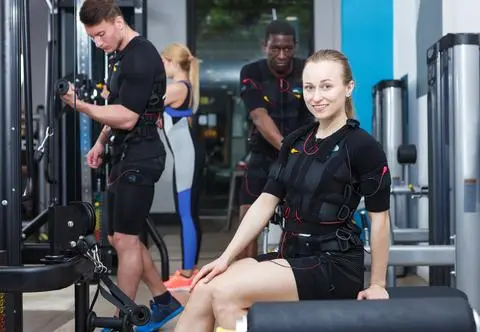 Elektrostymulator mięśni – urządzenie pomocne w rehabilitacji i podczas treningu EMS
