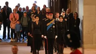 Książę William, książe Harry, księżniczki Eugenie i Beatrice, James i Louise Windsor, Zara Tindall i Peter Phillips w Westminster Hall
