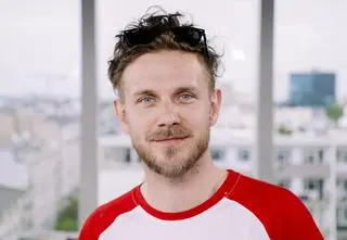 Antek Królikowski na urodzinowym zdjęciu. "Ciągle żywy"