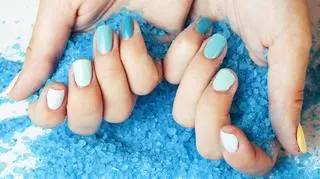 Basenowe paznokcie to nowy, wakacyjny hit. Ten manicure pokochały internautki na całym świecie