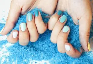 Basenowe paznokcie to nowy, wakacyjny hit. Ten manicure pokochały internautki na całym świecie