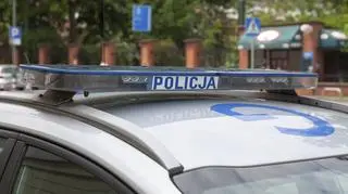 Pijani rodzice mieli pod opieką trójkę dzieci. "W pionie utrzymywał ich wózek"