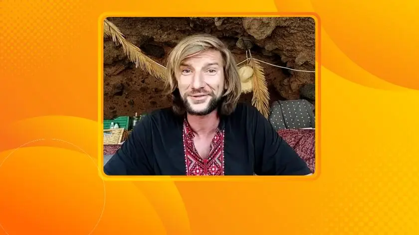 Urządził sobie mieszkanie w jaskini na szczycie góry. Ma prąd i internet