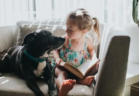 „Mama każe mi czytać 20 stron dziennie. Ledwo to znoszę”. Jak zachęcić dziecko do czytania?