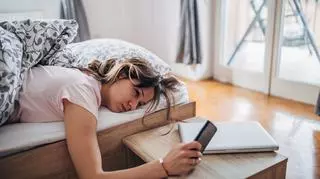 Dlaczego po przespanej nocy budzimy się zmęczeni? Naukowcy wymieniają 8 powodów
