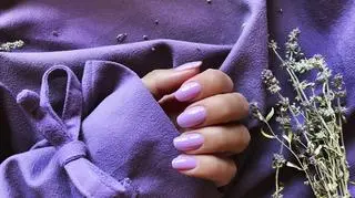Ten kolor paznokci jest bardzo elegancki i dziewczęcy. Będzie najmodniejszym wyborem na wiosnę 