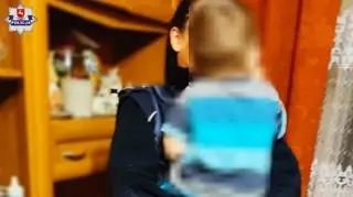 W ramach "żartu" strzelił sobie w głowę z wiatrówki przy dzieciach. W mieszkaniu były pijane mama i babcia