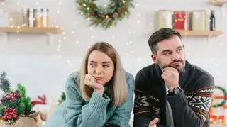 Kobieta i mężczyzna opierają się o stół i patrzą w przeciwną stronę