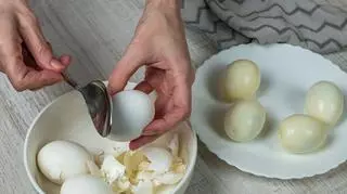 Jak szybko obierać jajka? Zastosuj te triki, a już nigdy skorupka nie przylgnie do białka