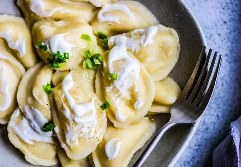 Przepis na pierogi kudłacze. Wypróbuj nietypowe ciasto i farsz