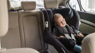 Dwóch małych chłopców zamkniętych w nagrzanym samochodzie. "Z trudem otwierali oczy" 