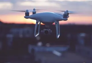 Jak sterować dronem? Podstawowe zasady pilotażu