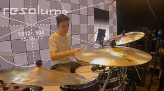 Zaczął bawić się perkusją, gdy miał 8 miesięcy. Teraz jest 14-latkiem i gra z największymi gwiazdami