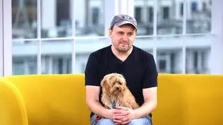 Komediowa twarz Adama Woronowicza w filmie "Teściowie 2". "Tadeusz odpina wrotki"