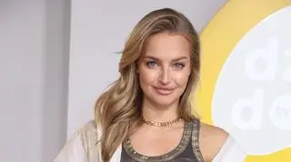 Neonowy kostium, narzutka we wzory i sportowe klapki. Zainspiruj się wakacyjną stylizacją Karoliny Pisarek