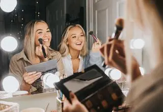 Cloud skin, czyli makijaż idealny na wiosnę. Jak wykonać go krok po kroku?