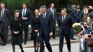 Księżniczka Anna, Time Laurence, Zara Tindall i Peter Phillips przed zamkiem Balmoral.