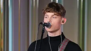 Dawid Tyszkowski na scenie Dzień Dobry TVN z utworem "Koszulka"