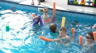 W jakim wieku warto rozpocząć naukę pływania? "To jest najlepsza forma aktywności dla dzieci"