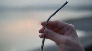 4-latek pił przez metalową słomkę. Potknął się, a rurka przebiła mu tętnicę