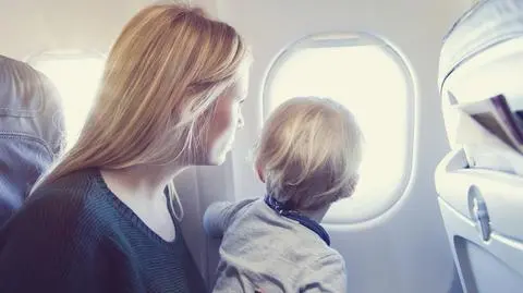Matka z dzieckiem w samolocie