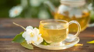 Niezwykłe właściwości białej herbaty nie są powszechnie znane. Zobacz, dlaczego warto ją pić