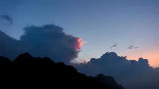 Zachmurzone niebo nad górami