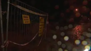 Uwaga! TVN. By wydostać się z domu, toną w błocie. "Przewróciłam się z dzieckiem, bagno mnie zasysało" 