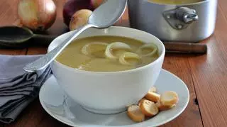 Zupa cebulowa – doskonałe remedium na pluchę i zimno. Poznaj jej historię i sprawdź najlepsze przepisy