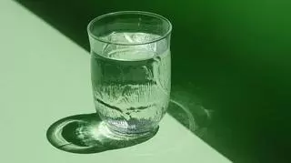 Szklanka wody - kiedy jej wypicie jest najbardziej korzystne dla zdrowia? Ile dziennie można jej wypić?