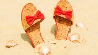 Klapki z kokardą - modowy hit, który pokochały tysiące kobiet. Dlaczego warto mieć je w swojej szafie?