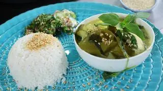 Curry z kurczakiem, ogórkiem, ananasem i sezamem - przepis Darii Ładochy
