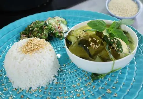 Curry z kurczakiem, ogórkiem, ananasem i sezamem - przepis Darii Ładochy