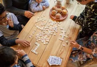 Scrabble i inne gry językowe. Najlepsze planszówki dla dzieci i dorosłych