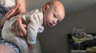 Pijana matka próbowała karmić piersią 4-miesięczne niemowlę. "Kobieta została zatrzymana"