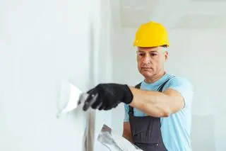 Jak wybrać i bezproblemowo kłaść gładź gipsową?