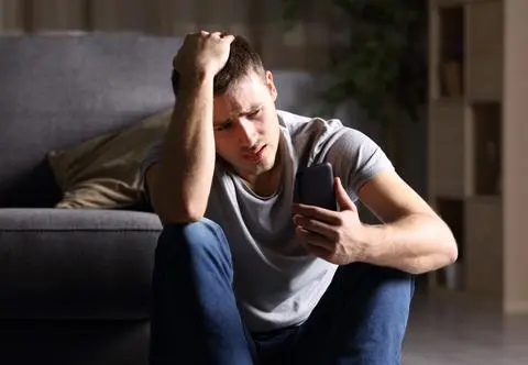 W Warszawie rusza pierwszy telefon zaufania dla mężczyzn. "Chłopców nie uczy się rozmawiania o swoich problemach"