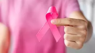 Różowa wstążeczka symbolem walki z rakiem piersi.