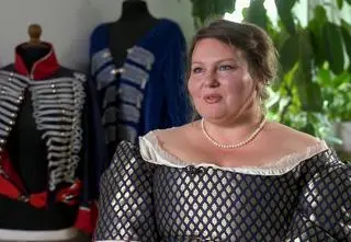 Przewodniczka, która szyje stroje historyczne. "Każda kobieta marzy, by się w taki przebrać"