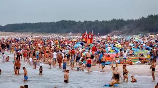 "Plażę traktują jak szalet". Mieszkańcy nadmorskich kurortów latem przeżywają koszmar