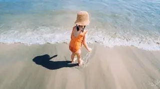 2-latka doznała udaru słonecznego. Nie ochroniły jej nawet nakrycie głowy i krem z filtrem