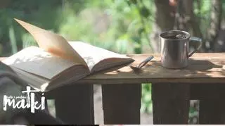 Kubek z kawą i książka na tarasie