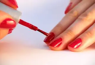 Jelly nails, czyli manicure inspirowany słodką galaretką. Jak go wykonać?
