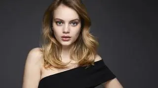 Sukienka na jedno ramię. Najmodniejsze fasony 