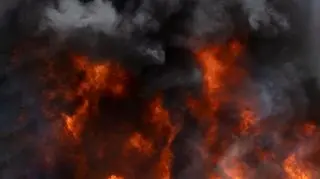 Gigantyczny pożar składowiska z niebezpiecznymi odpadami. RCB ostrzega