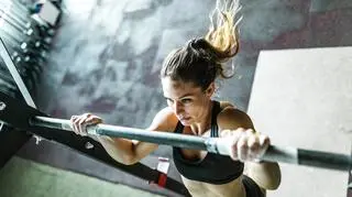 Chwyt neutralny (młotkowy) przy ćwiczeniach na drążku, na wyciągu i z hantlami